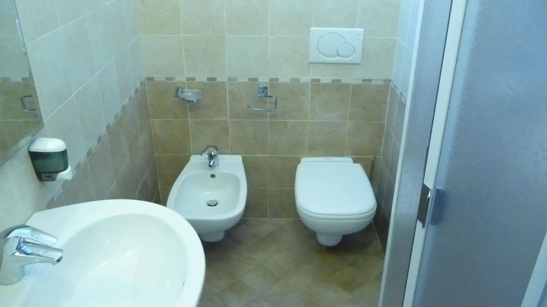Hotel Desiree تْشيزيناتيكو