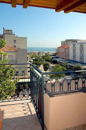 Hotel Desiree تْشيزيناتيكو
